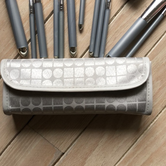 NWOT new 12 make up brushes & bag - Picture 8 of 8